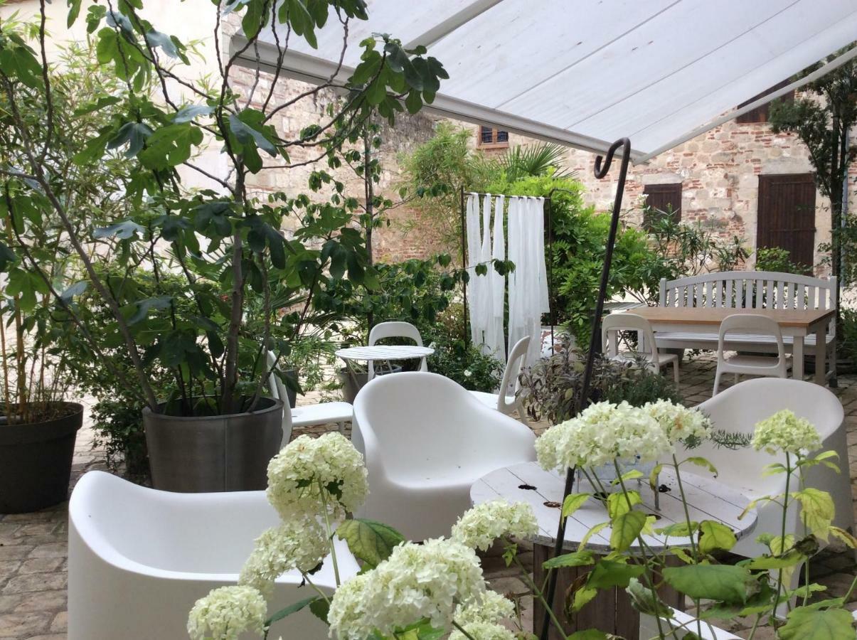 La Maison Sur La Place Penne-d'Agenais Bagian luar foto